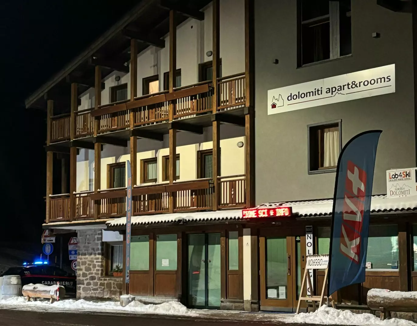 HOTELLET: Sivert Guttorm Bakken ble funnet død inne på hotel Dolomiti. Bildet er tatt torsdag kveld, to minutter før politiet - som man kan se nede i venstre hjørne av bildet - tok turen bort for en sjekk. Foto: Sondre Andreas Wedøe Nodland / Dagbladet