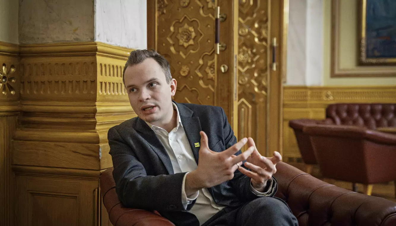 VIL HA KOK: Joel Ystebø ønsker seg høyere temperatur i stortingssalen. Foto: Jørn H. Moen/ Dagbladet