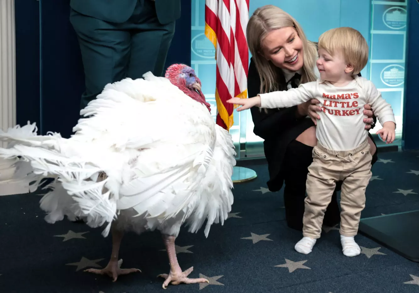 KALKUN: Karoline Leavitt og sønnen Niko avbildet i forbindelse med høsttakkefest tidligere i år. Foto: Jonathan Ernst / REUTERS / NTB