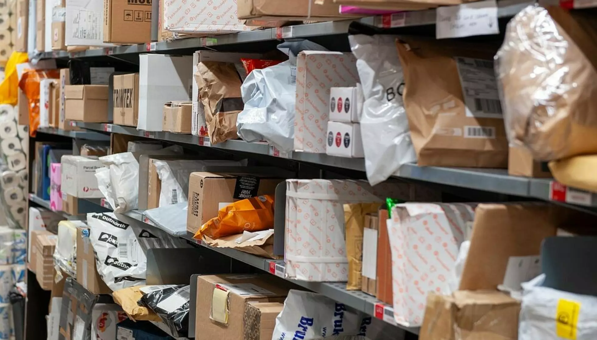 FULLE HYLLER: Pakker venter på å bli hentet. Foto: Posten Bring