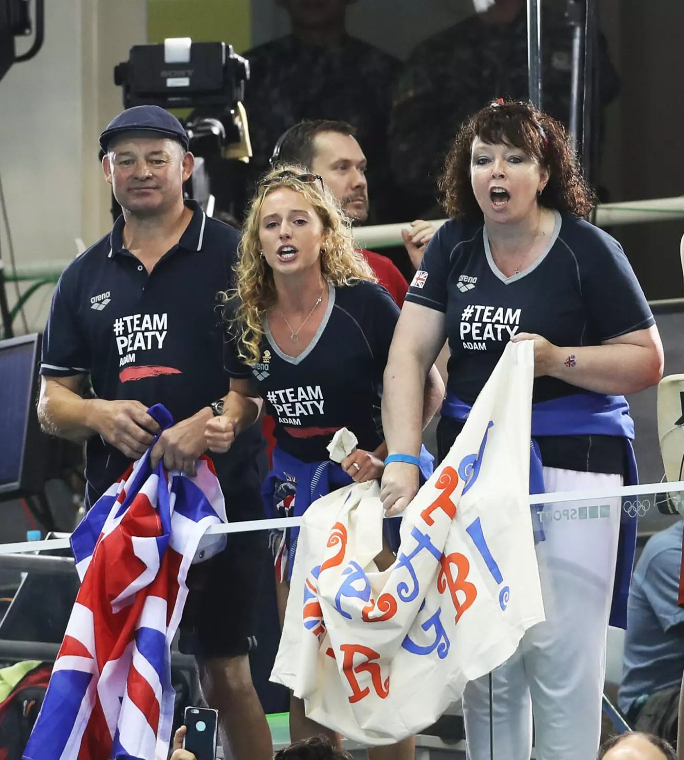 FORELDRENE: Adams foreldre, Mark og Caroline Peaty med den tidligere kjæresten hans i midten. Ingen av foreldrene var i bryllupet. Foto: Owen Humphreys / NTB