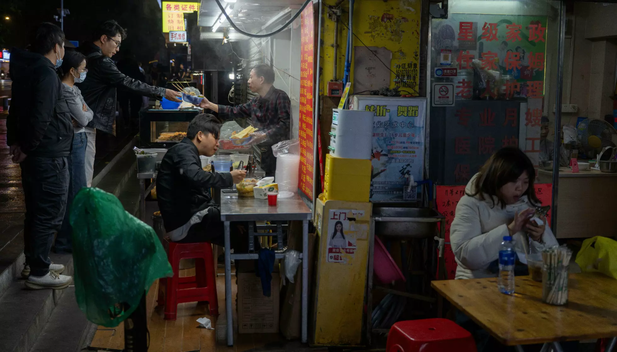 Det er ikke så lett å finne partnere i dagens Kina. Kvinner kan ha skyhøye forventninger til menn, mens menn er i stort overtall, og lett føler seg som tapere. Her fra et gatekjøkken i Guangzhou i Guangdong-provinsen i november i år. Foto: Ng Han Guan / AP / NTB