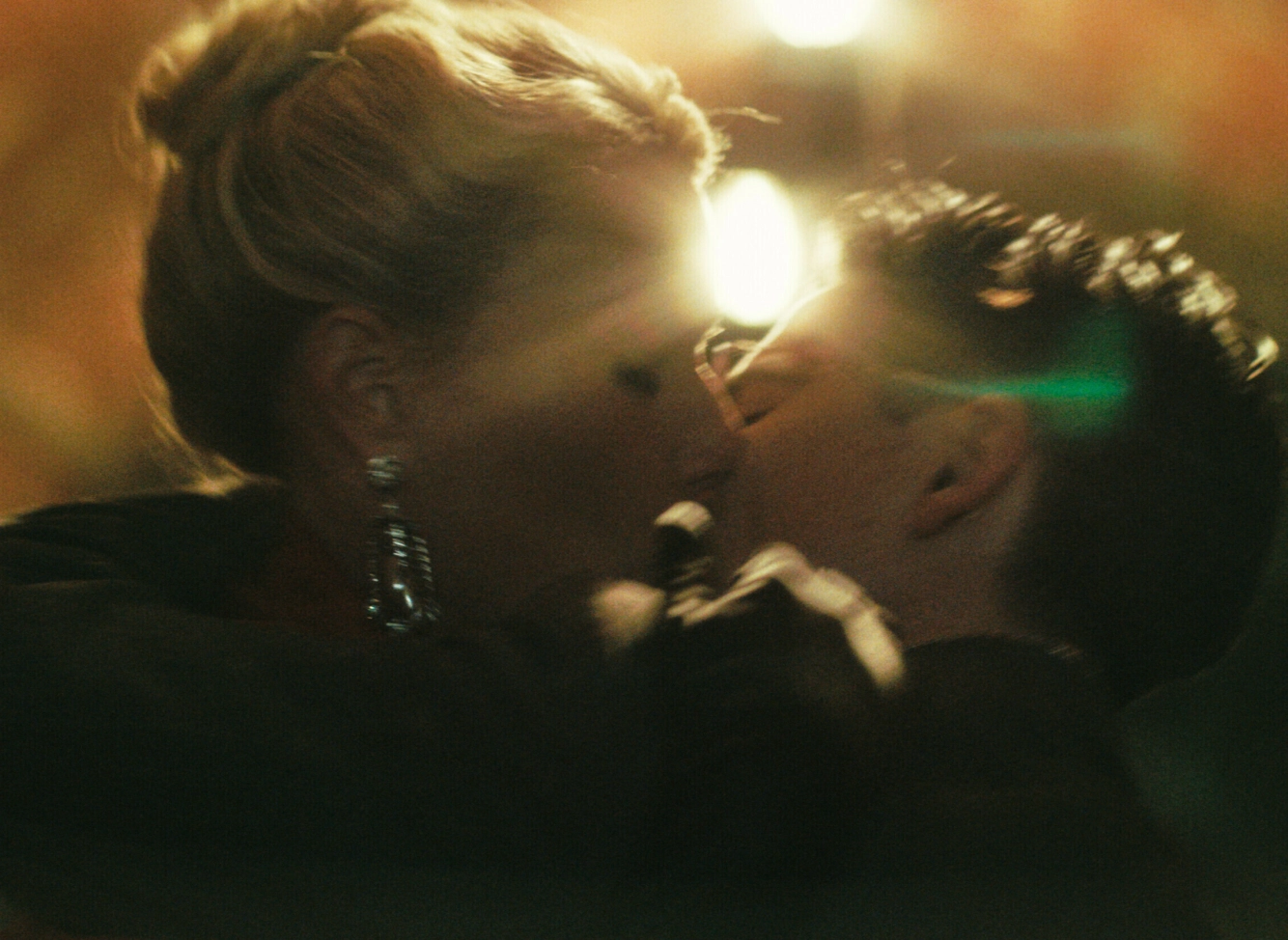 INTIMT: Gwyneth Paltrow og Timothée Chalamet i en scene i «Marty Supreme». Foto: AP/NTB