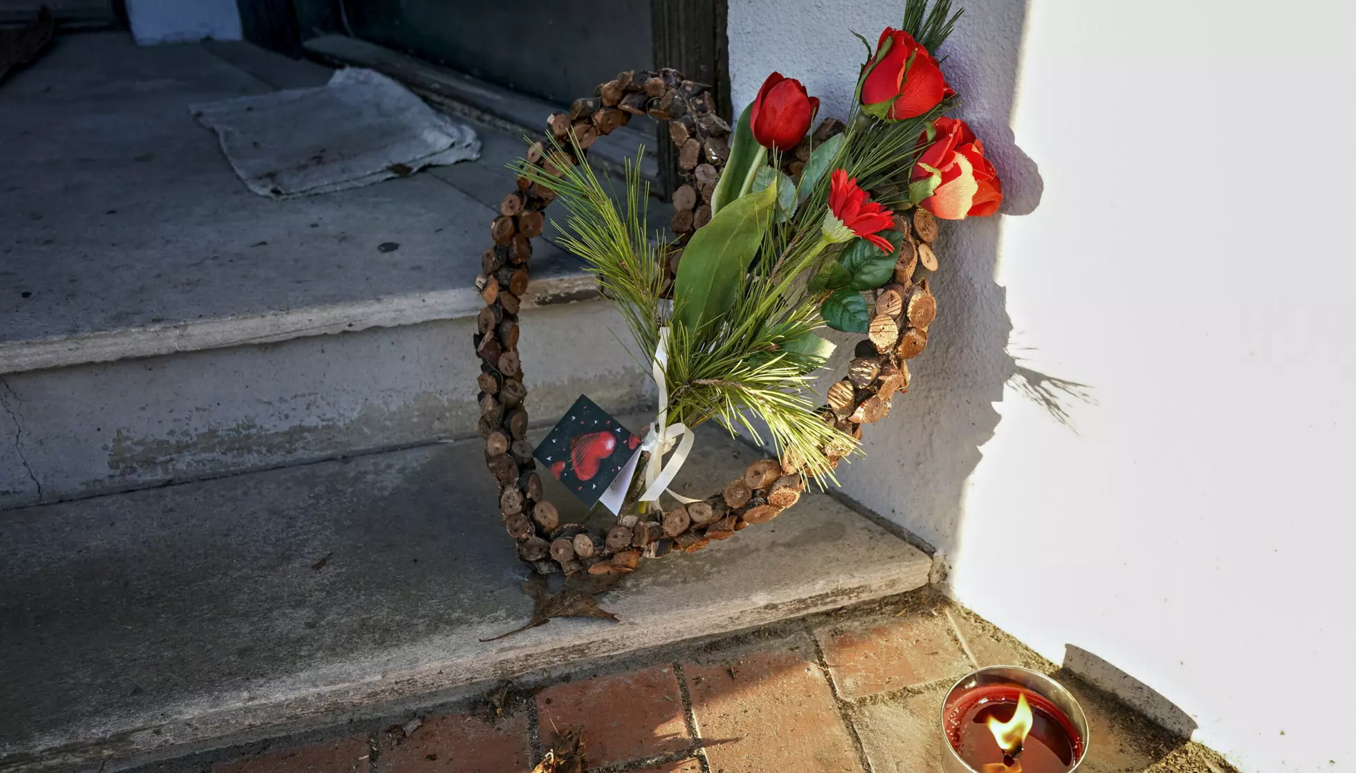 BLOMSTER: Det er lagt ned blomster og skrevet kort på åstedet. Foto: John Terje Pedersen / Dagbladet