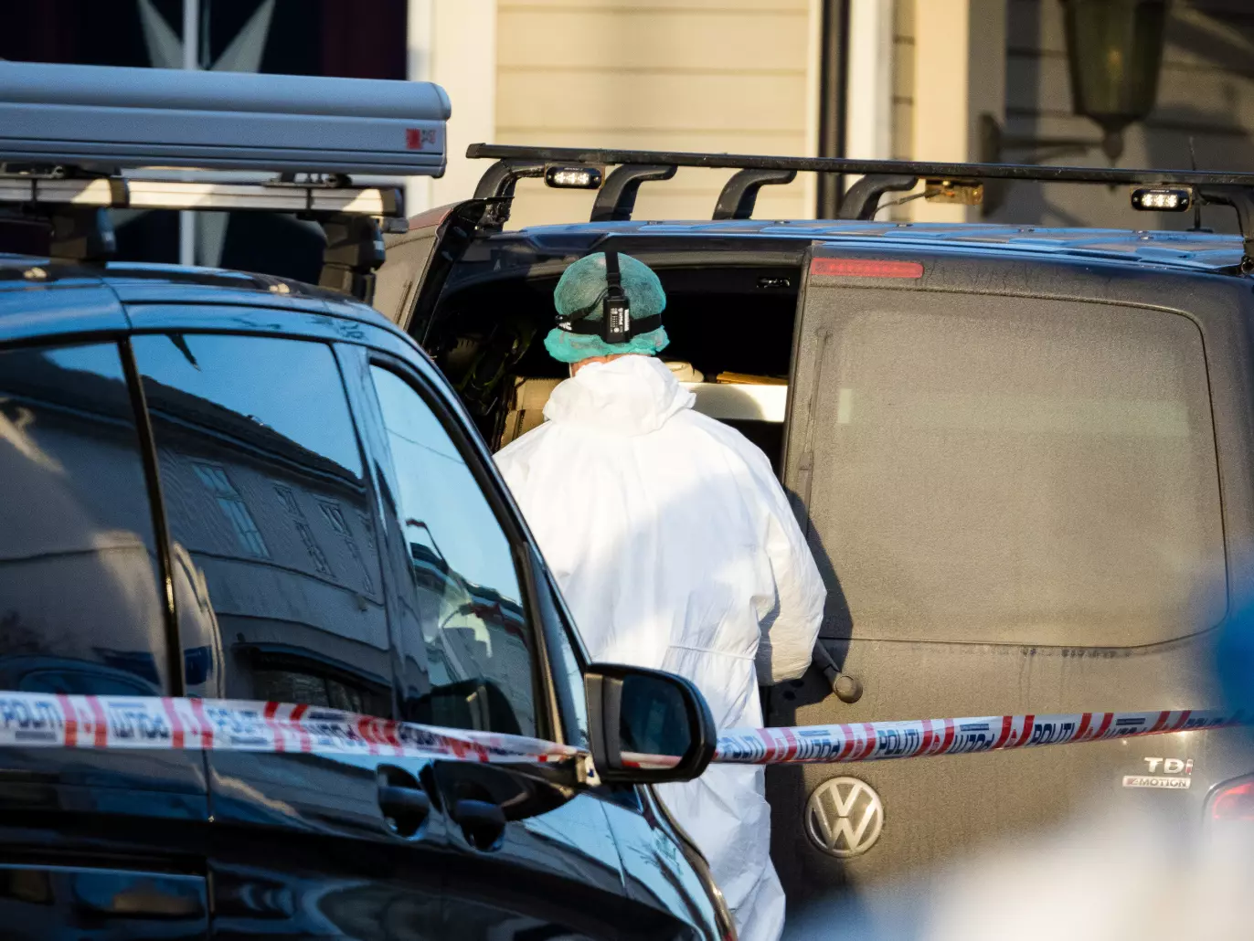 ÅSTEDSUNDERSØKELSER: Politiet har, med bistand fra Kripos, gjort undersøkelser på åstedet. Politiet mener funnene styrker hypotesen om drap. Foto: Morten Risberg / Dagbladet