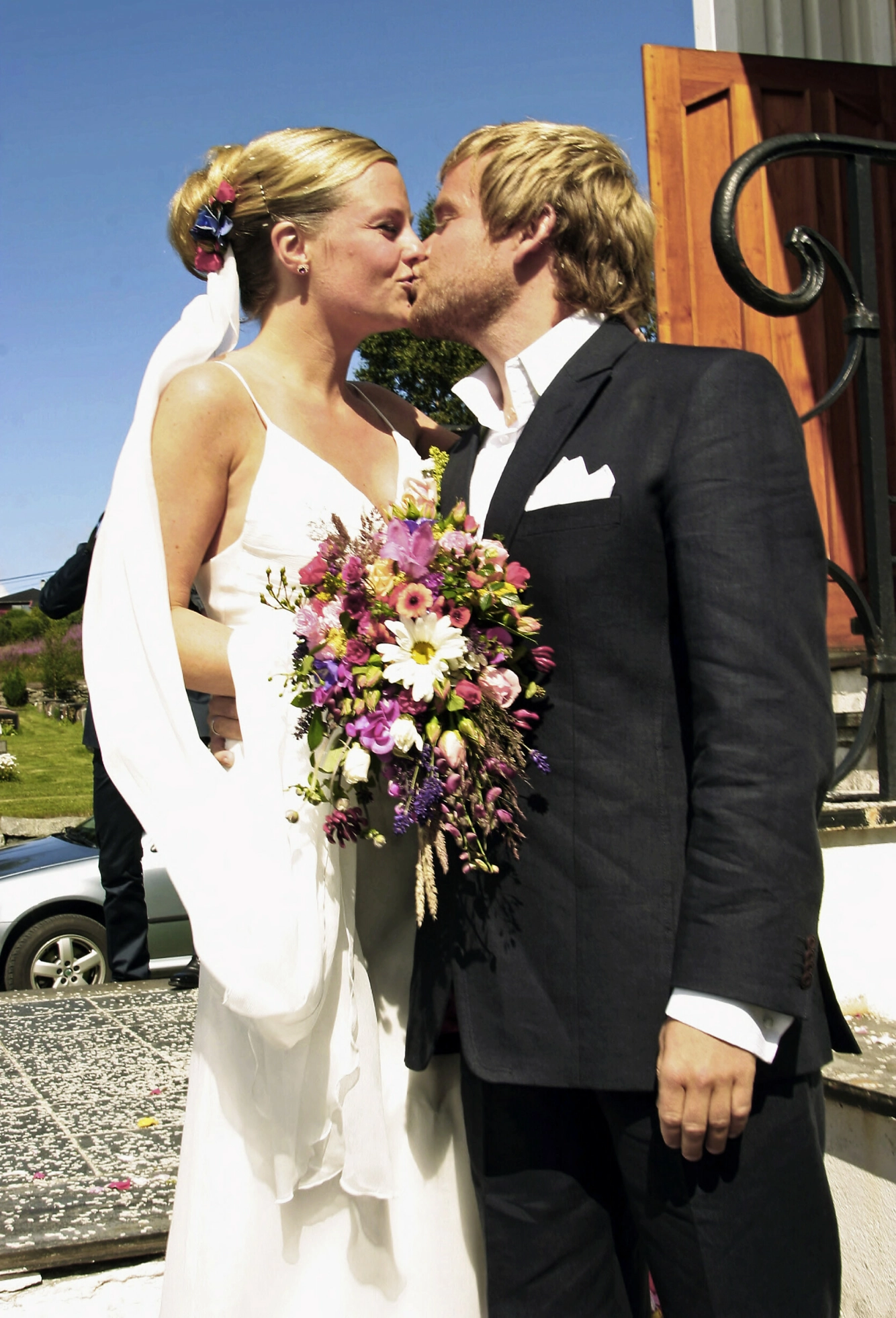 KLINTE TIL: Det da nygifte ekteparet delte et kyss foran Se og Hørs fotograf etter vielsen. Foto: Bent Are Sigvaldsen / Se og Hør