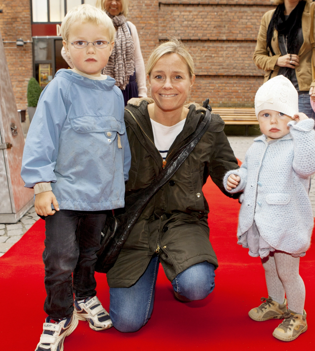 DEN GANG DA: Solveig Kloppen sammen med sønnen Albert og datteren Klara på rød løper i 2011. I dag har de vokst seg til og blitt henholdsvis 18 og 15 år gamle. Foto: Espen Solli