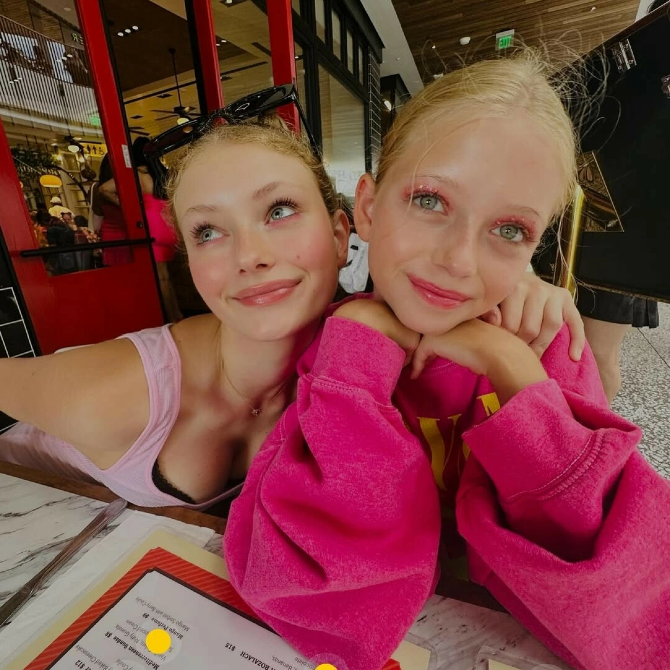 KJENDISDØTRE: «Jeg har virkelig truffet blink med disse englene. Jeg elsker dere, mine smarte og vakre jenter», skrev Rebecca om døtrene i et innlegg på Instagram i slutten av september. Foto: Skjermbilde: @rebeccagayheartdane / Instagram