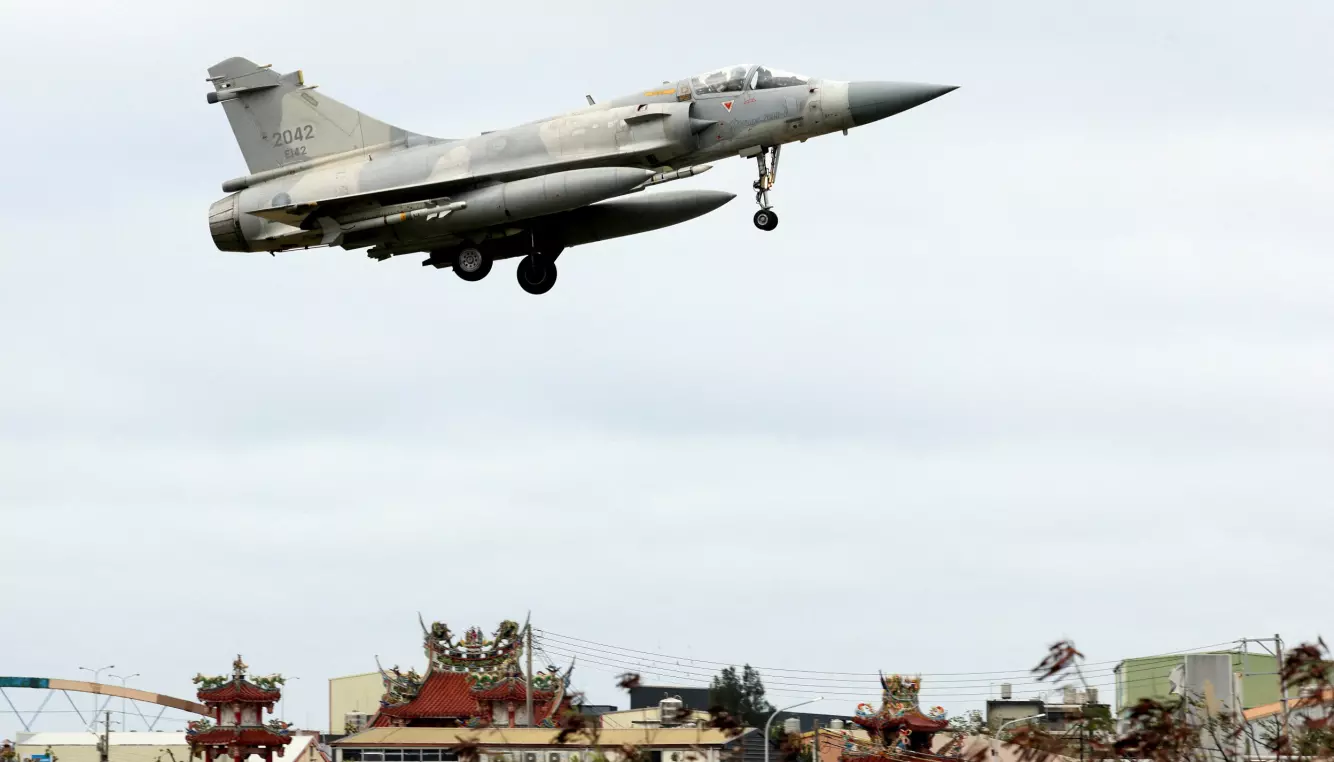 OVERVÅKER: Et taiwansk jagerfly på vei inn til landing på Hsinchu luftbase på øya tirsdag. Foto: Tsai Hsin-Han / Reuters / NTB