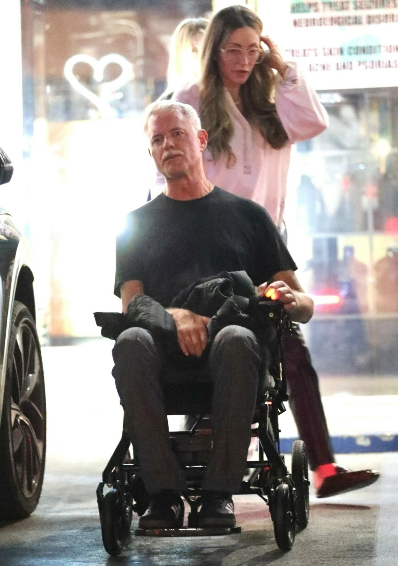 MYE BEKYMRET: I essayet legger ikke Rebecca skjul på at hun er mye bekymret grunnet Erics sykdom. Foto: Backgrid USA / NTB