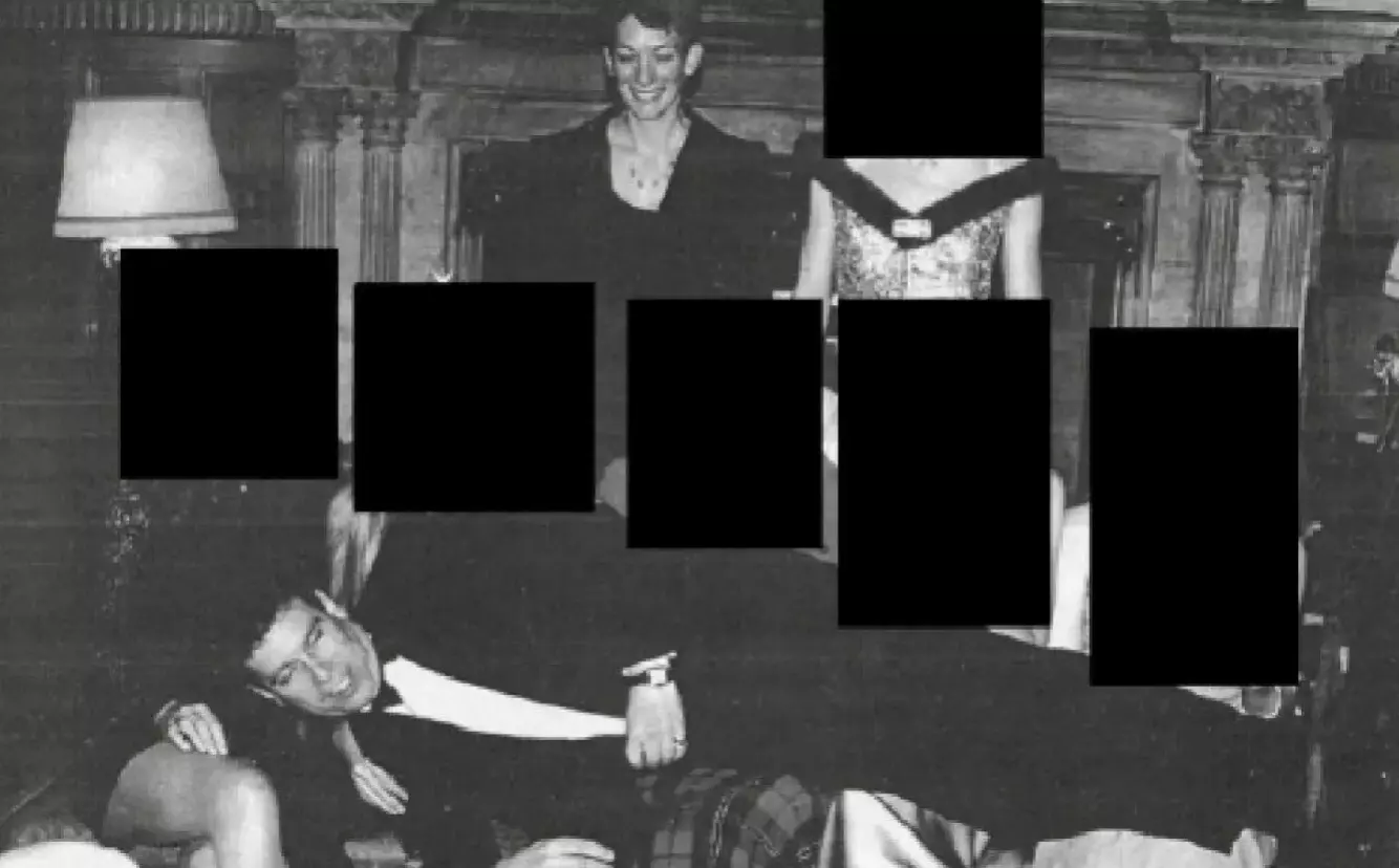 DUKKET OPP: Et bilde av Andrew sammen med Ghislaine Maxwell ble offentliggjort forrige uke. Bildet er tatt ved Sandringham House, et skjermet tilfluktssted som er strengt forbeholdt de britiske kongelige. Det er ikke opplyst hvilken dato bildet er tatt. Foto: U.S. Justice Department / NTB