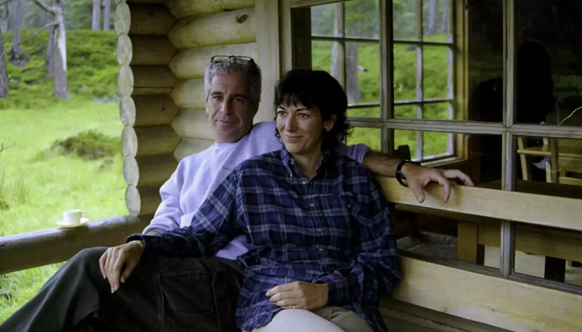 DRONNINGENS HYTTE: Jeffrey Epstein og Ghislaine Maxwell avbildet utenfor en av jakthyttene på dronning Elizabeths Balmoral estate i Skotland. Bildet var en del av bevisførselen mot Maxwell i 2021, og skulle vise hvor tett de var på kongefamilien. Foto: Handout / NTB