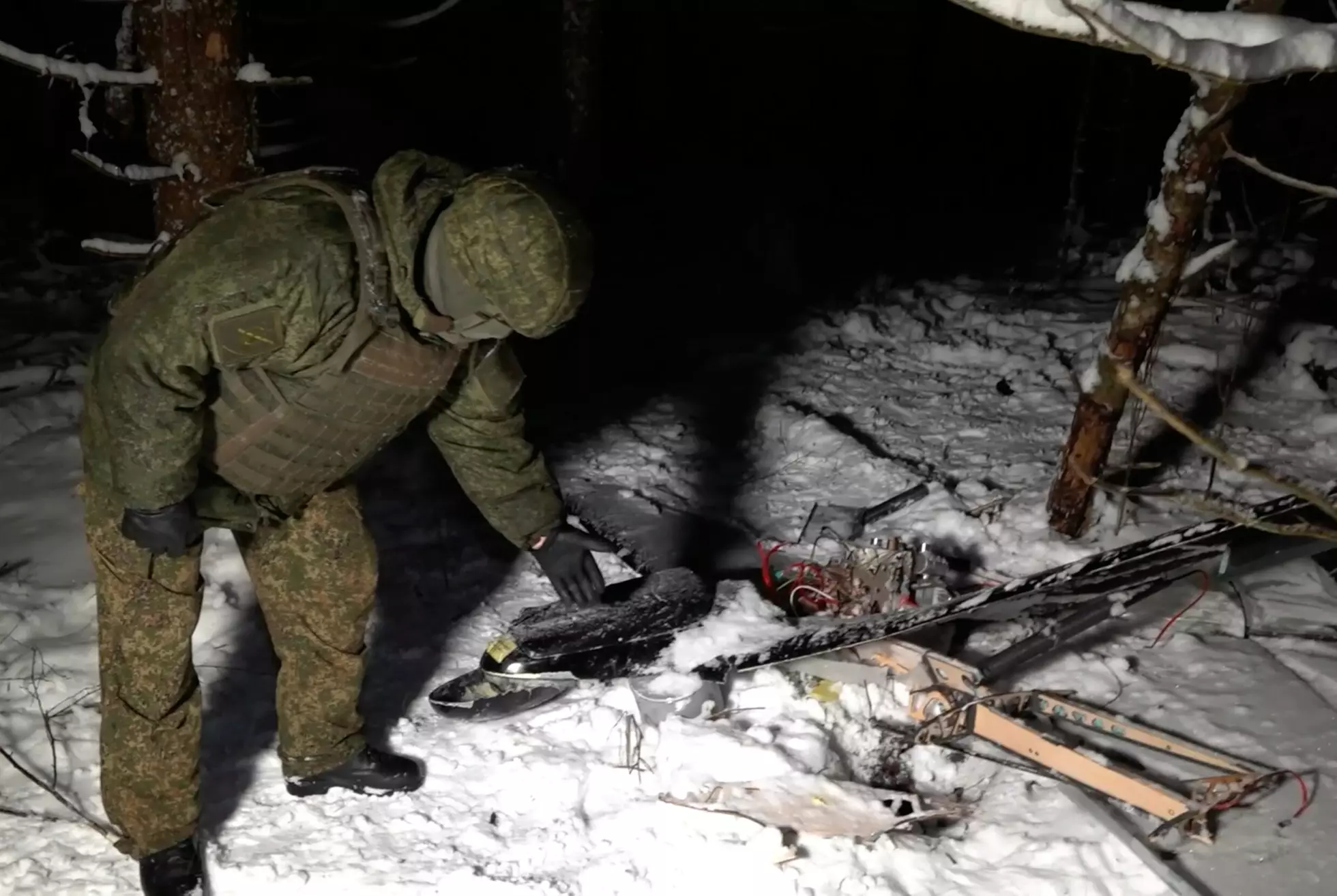 MØRK SKOG: Bildene Kreml har offentliggjort er ikke daterte, og viser ikke nok bakgrunn eller kontekst til å kunne geolokaliseres eller tidfestes. Foto: Russlands forsvarsdepartement