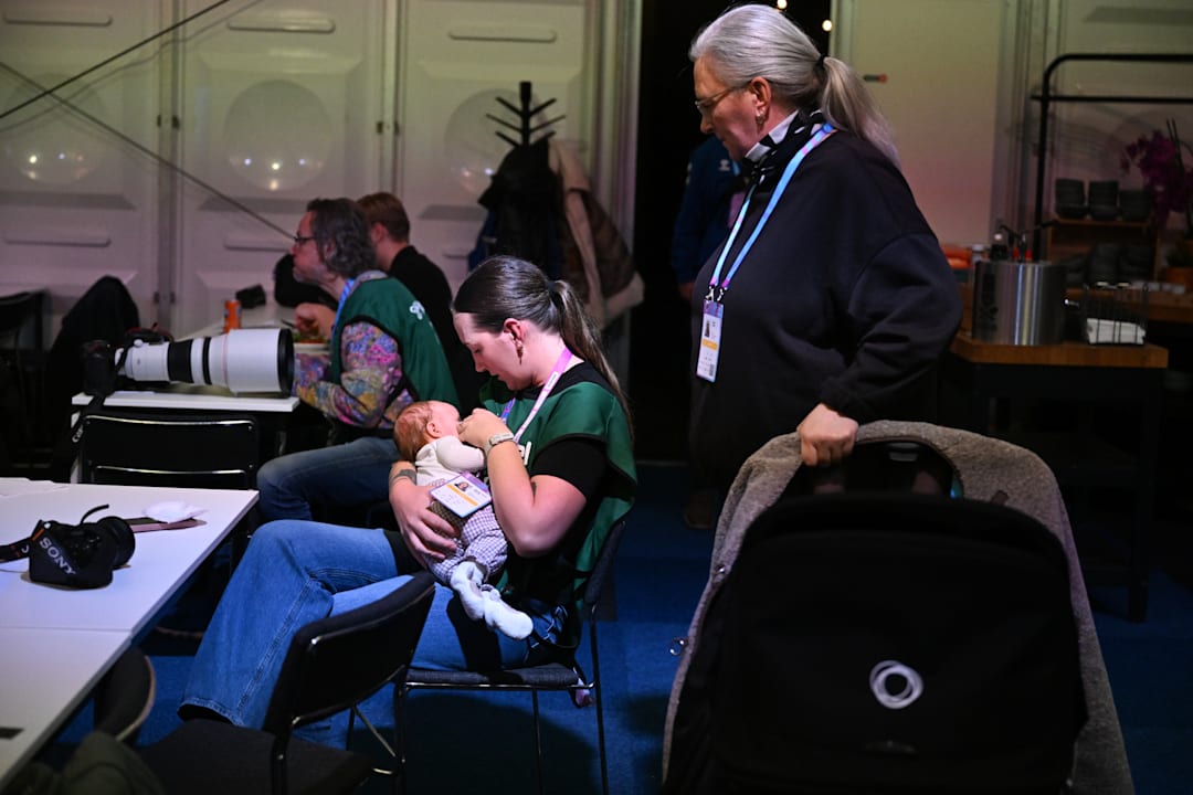 Babyen Live (11 uker) følger med NTB-fotograf-mamma Beate Oma Dahle på jobb