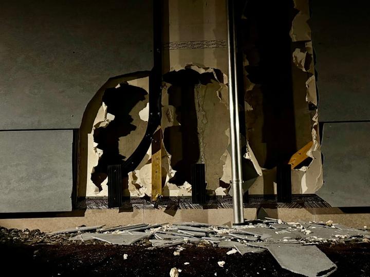 Sprekk i fasaden på bygg i Bergen