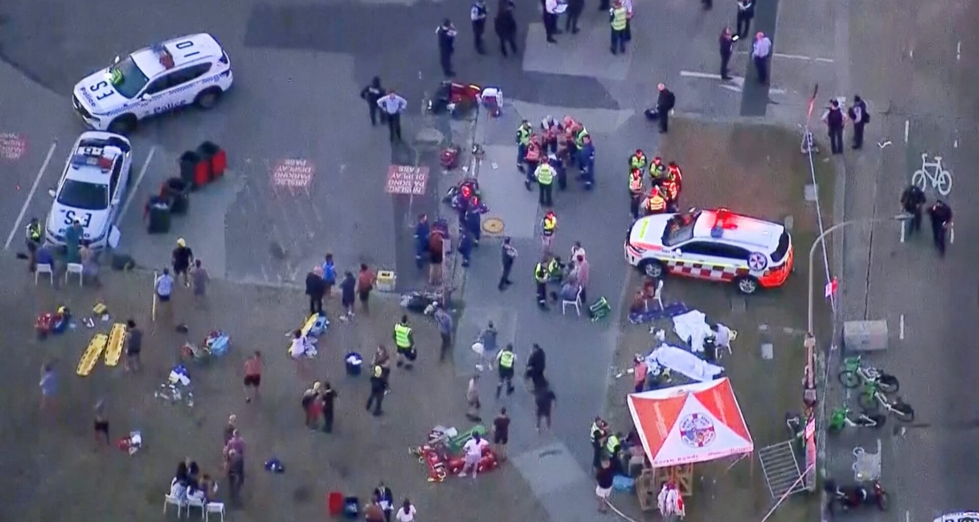 Ambulansepersonell kjempet på stedet for å redde liv. Minst 12 ble drept og 29 er sendt til ulike sykehus.