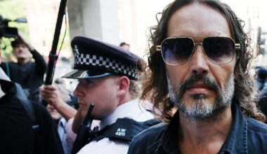 Russell Brand tiltalt for flere voldtekter og overgrep