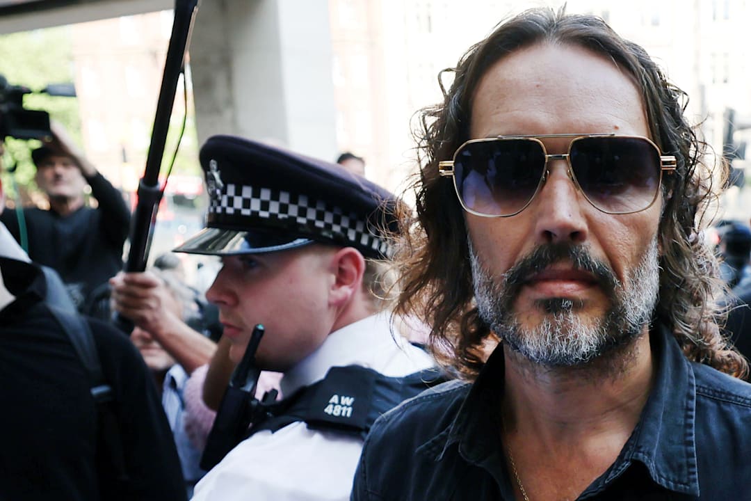 Russell Brand tiltalt for flere voldtekter og overgrep