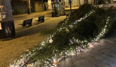 Juletreet på torget i Flekkefjord sagd ned