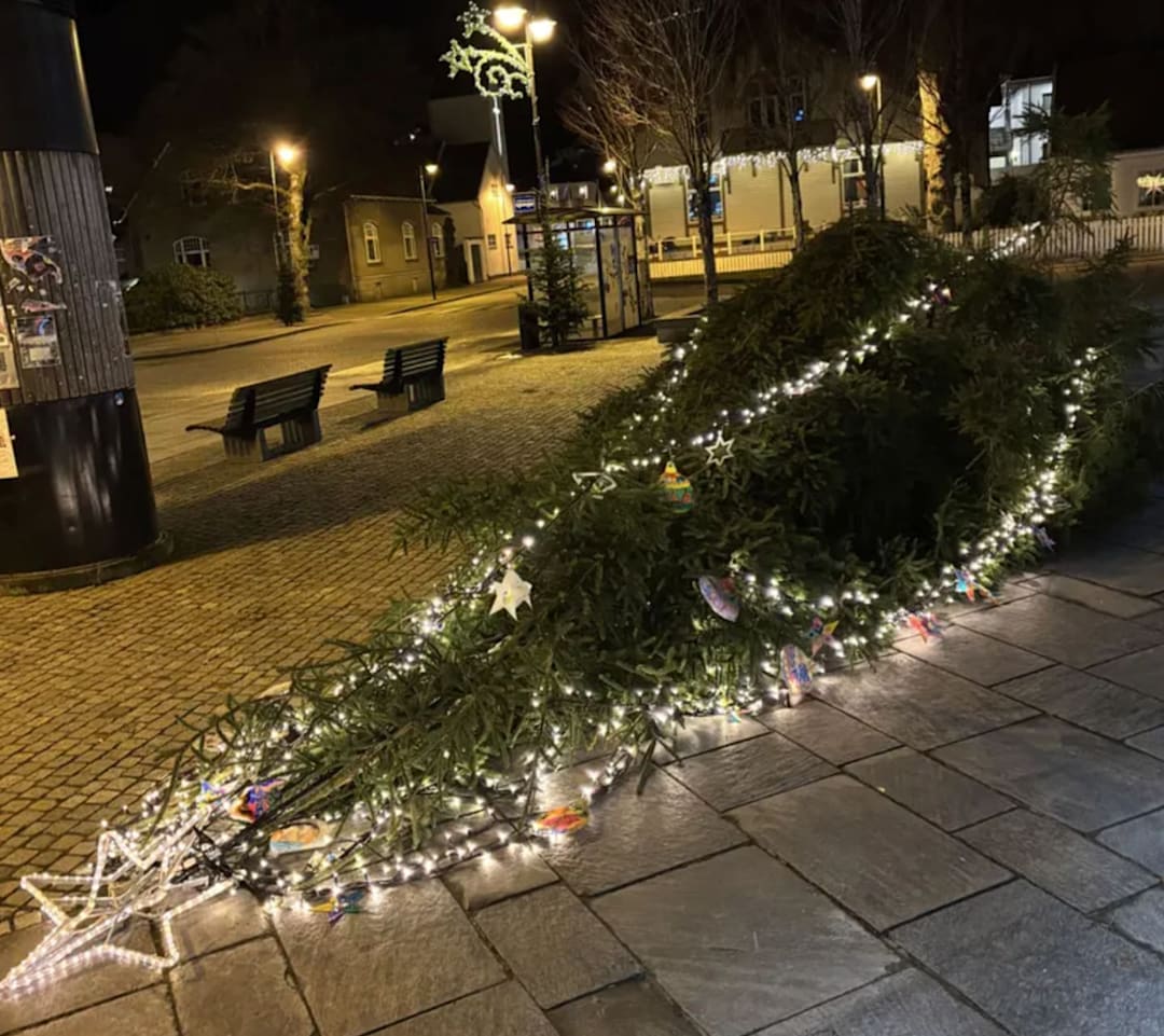 Juletreet på torget i Flekkefjord sagd ned