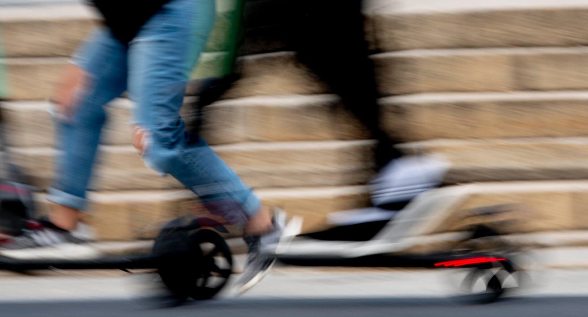 Samferdselsministeren ser på høyere aldersgrense for elsparkesykler