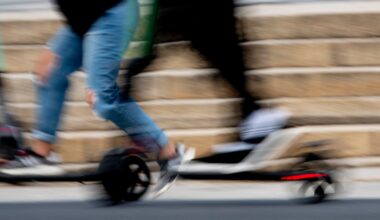 Samferdselsministeren ser på høyere aldersgrense for elsparkesykler