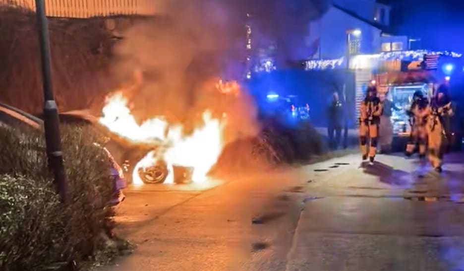 (+) – Jeg tenkte bare: «Dette blir en gøy jule­gave – å fortelle på døra at bilen bren­ner» - fvn.no