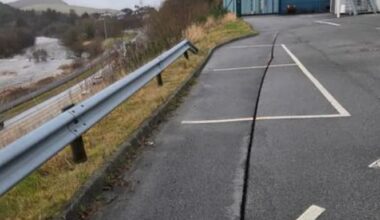 Disse sprekkene skaper bekymring for jordras og fører til at E39 blir stengt. Hovedveien ses nedere til venstre i bildet.