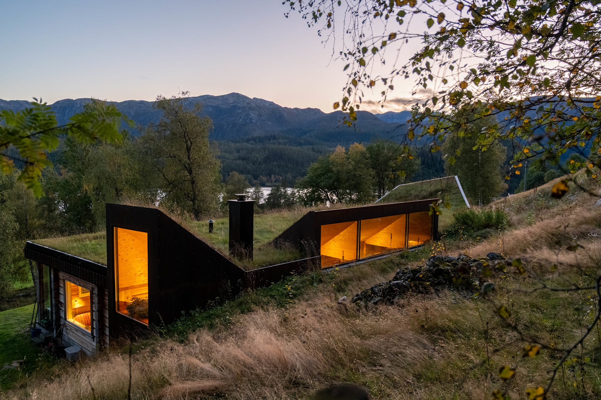 Kårboligen på gården Jordi i Vinje ligger delvis nedfelt i terrenget, med et torvtak som er dekket med vegetasjon fra gården. Sett ovenfra fremstår bygget som en naturlig forlengelse av landskapet.