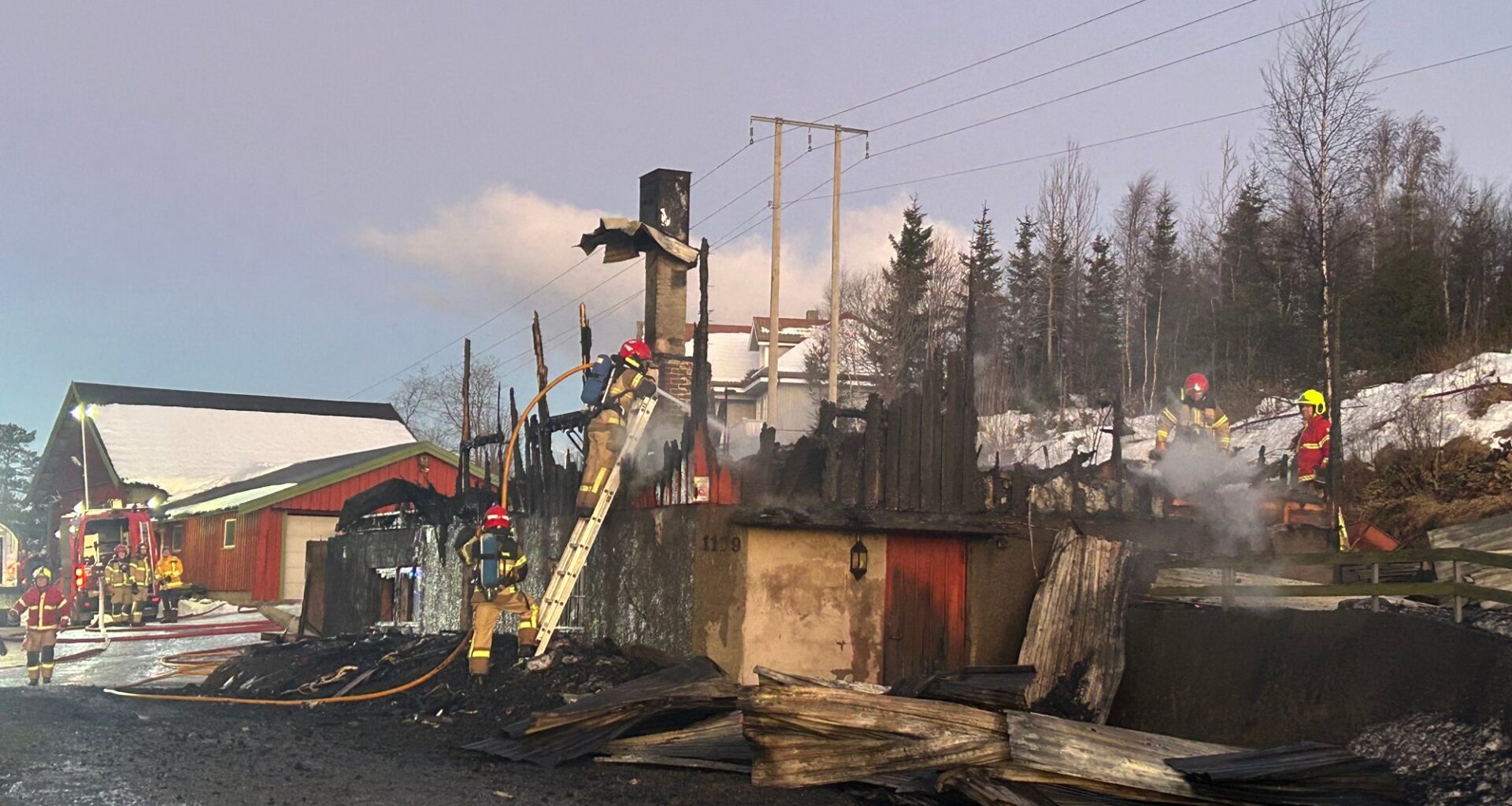 Brann, Valdres | Hjelpen strømmer inn fra hele bygda etter at familien mistet alt - Oppland Arbeiderblad