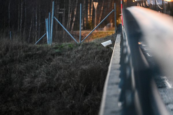 ANPR kamera ved E6 Dal mot Oslo. Ksmera er montert for på scanne bilskilt.