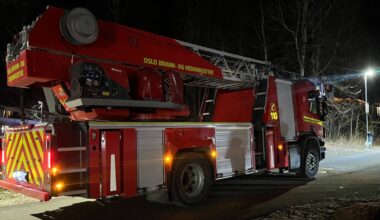 En brann bil står parkert