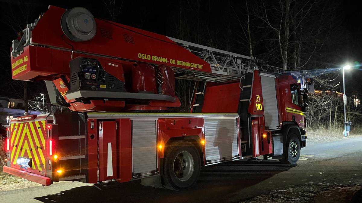En brann bil står parkert