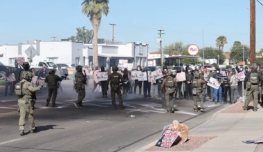 Aktivistmob fanget føderale agenter på parkeringsplass