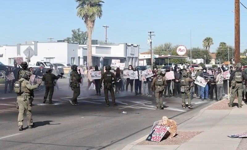 Aktivistmob fanget føderale agenter på parkeringsplass