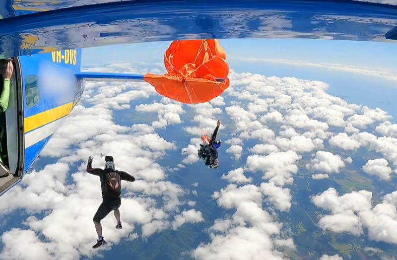 Måtte kutte seg løs med kniv – hang fast i flyhalen på 4.500 meter