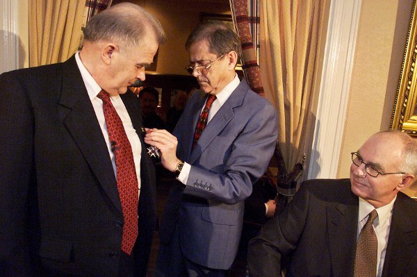 Arthur Arntzen mottar St. Olavs orden av fylkesmann Leif Arne Heløe.
Jan 2000
Foto: Ole Åsheim. 
Tekst: BHL