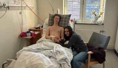 William Bostadløkken på Ullevål sykehus med hans kjæreste Valentina Jamne Grøthe.