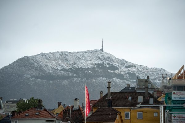 Det kan hende Ulriken får snø på toppen utover kvelden.