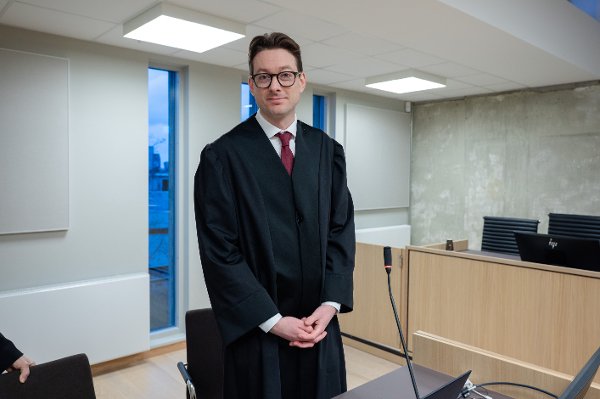 Elisabeth Bettan Andreassen i rettssak mot Staten fordi hun ikke bil rive brygge og utepeis på brygga si på Brønnøya.
Mathias Helseth, advokatfullmektig, Elden advokatfirma.