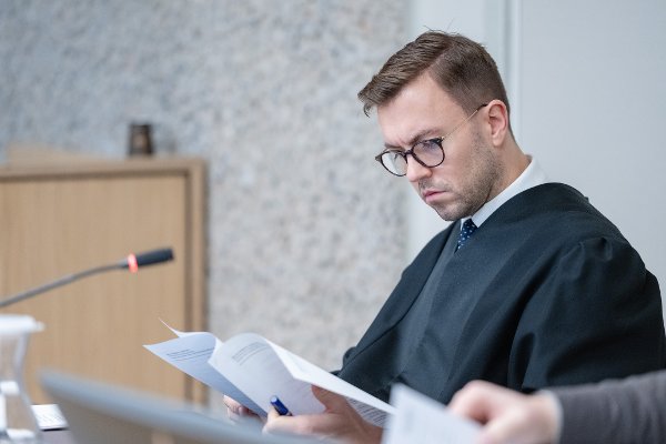 Elisabeth Bettan Andreassen i rettssak mot Staten fordi hun ikke bil rive brygge og utepeis på brygga si på Brønnøya.
Andreas Hjetland, advokat for regjeringsadvokaten og Trygve Elgheim (med skjegg) seniorrådgiver hos statsforvalteren.