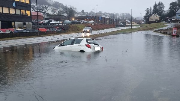 En bil ble tatt av vannmassene og trengte berging i Sokndal kommune.