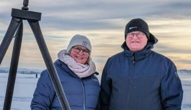 to personer ved en bålpnne. det er vinter