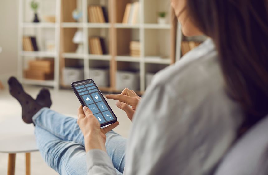 Mye i boliger kan styres med en app. Foto:  Colourbox