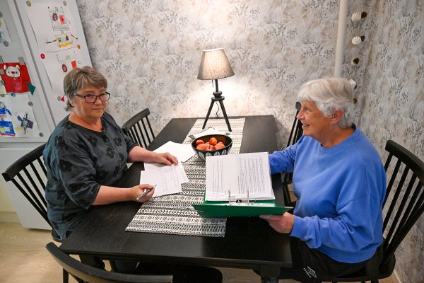 Eli Waagbø Bøe og naboen er to av mange som rammes av nye retningslinjer for utregning av bostøtte. 
Nabo Irene Fjeldsbø (t.v.)