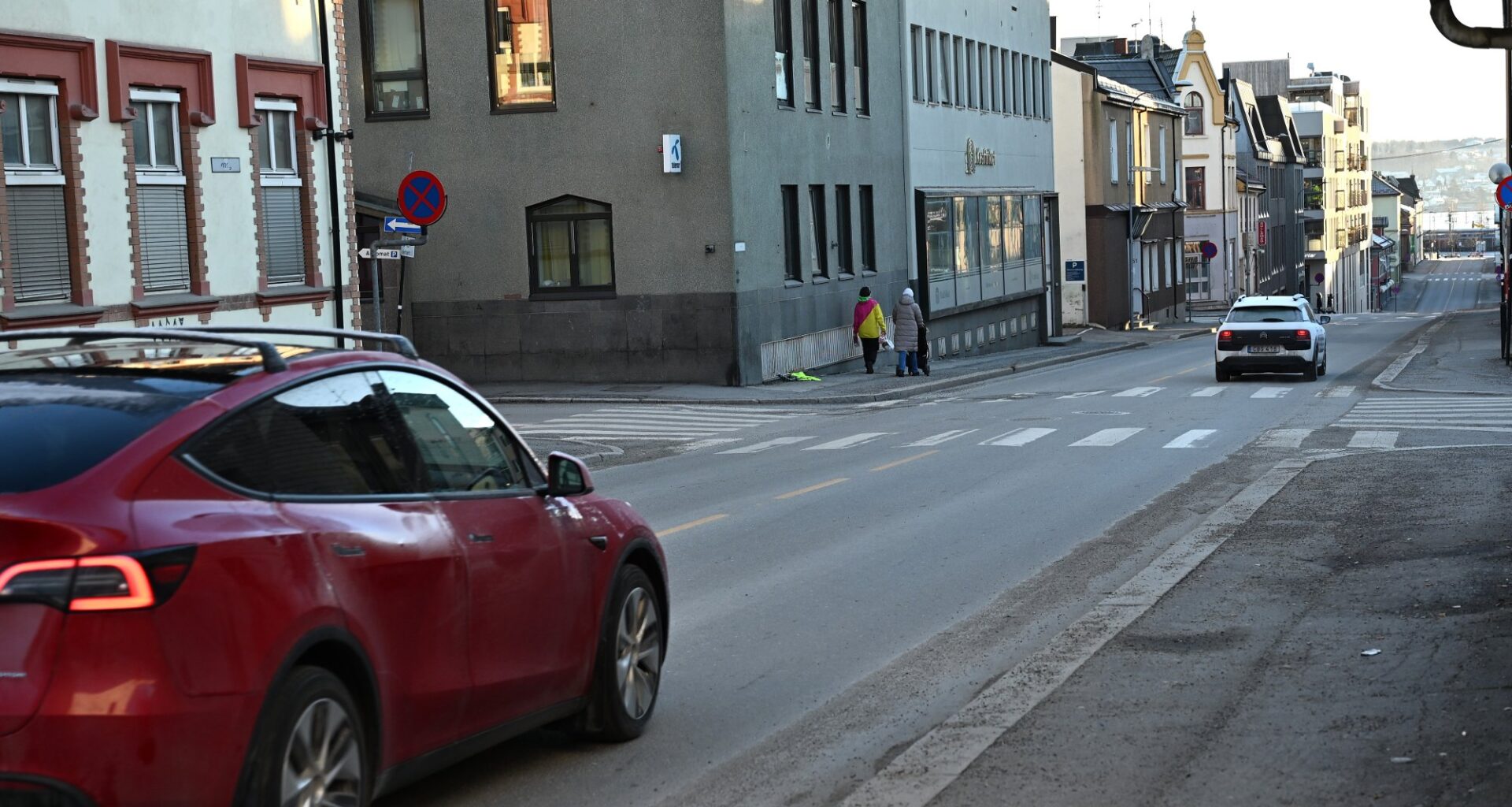 Trafikk og samferdsel, Glatt | Renner inn med meldinger: – Kjempeglatte veger - Hamar Arbeiderblad