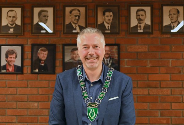 EKSTRAHJELP: Engerdals ordfører Tor Erik Skramstad (Høyre), sier at det bare er å ringe å be om hjelp, skulle det bli for mange kunder for Mari Foss-Flobak og Siri Vesterheim Risbakkens sommerkafé.