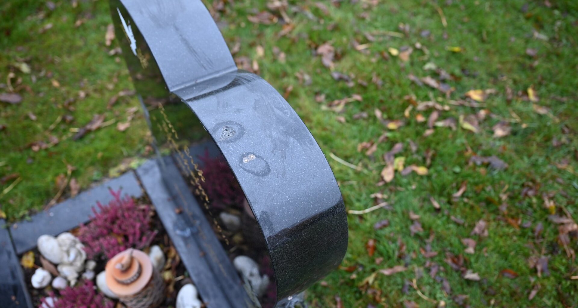 Har funnet gravpynt etter hærverket på Nøtterøy kirkegård: – Vi kan montere de på nytt - Tønsbergs Blad