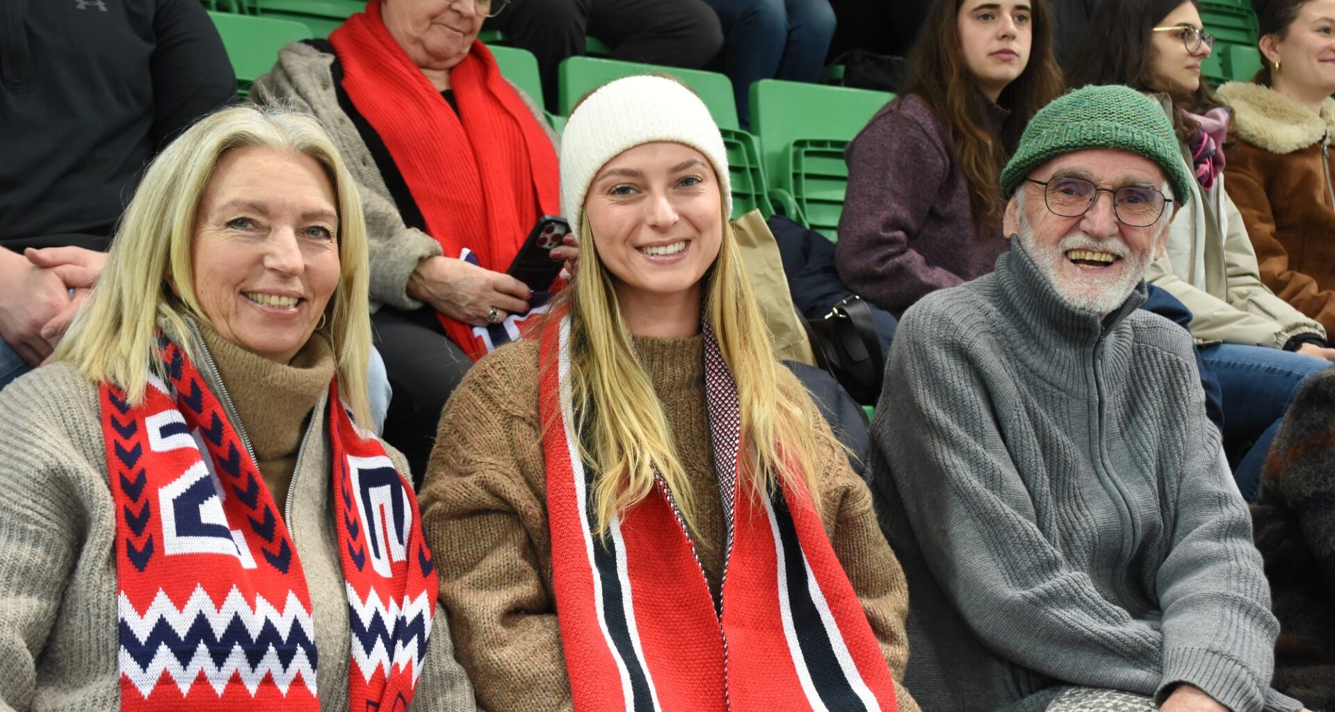 Farget Vikingskipet i rødt, hvitt og blått - Hamar Arbeiderblad