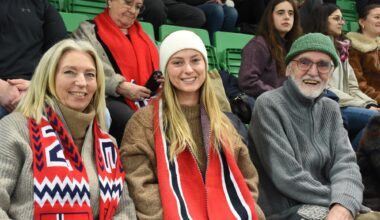 Farget Vikingskipet i rødt, hvitt og blått - Hamar Arbeiderblad